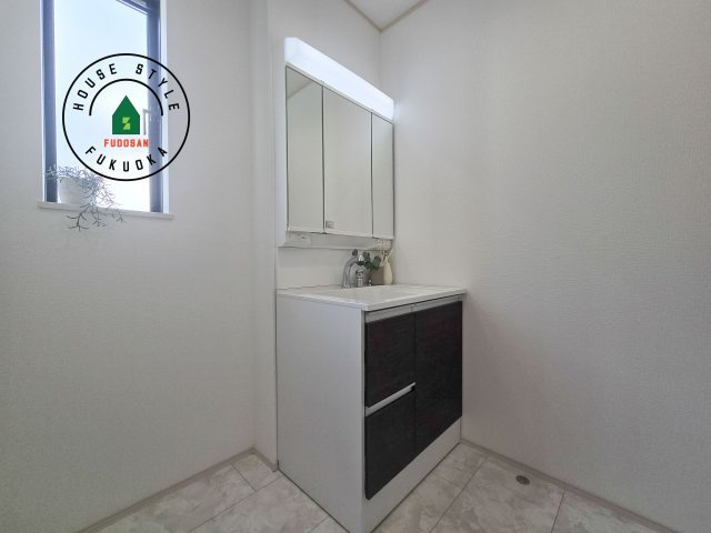 福岡市早良区原8丁目第1-5棟（C号棟）の独立洗面台|毎日使うものだから清潔な空間を保ちたい水回り。洗面にはそんな願いを解消させてくれる収納アイデアが満載です。三面鏡の裏側にはキャビネットが現れ小物から背の高い物まで収納できます。