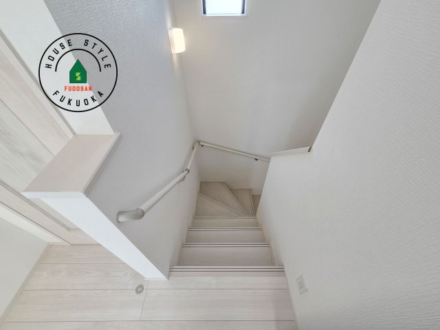 福岡市早良区原8丁目第1-5棟（C号棟）の内装|＜手すり付階段＞手すりがないと階段の昇り降りで危険なことはもちろん、壁に手をつきながら歩くことで壁紙が汚れやすくなります。すべての方に快適に昇り降りしていただくため、手すりを設置しました。