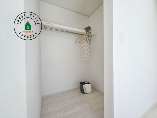 福岡市早良区原8丁目第1-5棟（C号棟）の収納|洋服や大きな荷物が多い方や人数の多いご家族などは、一般的なクローゼットよりもウォークインクローゼットのほうが使い勝手が良いです。