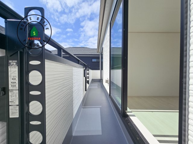 福岡市早良区原8丁目第1-5棟（C号棟）のバルコニー|風をしっかりと感じられるバルコニーでは、毎日が洗濯日和です。広々としているので洗濯も楽しくなるでしょうし、気分転換にバルコニーからの眺めを楽しむのもいいでしょう。