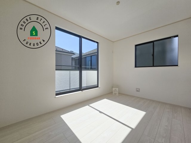 福岡市早良区原8丁目第1-5棟（C号棟）の洋室|柔らかい陽光が差し込む明るいお部屋を演出する設計。彩光の取れる窓が気持ちの良いお部屋を創り上げます。