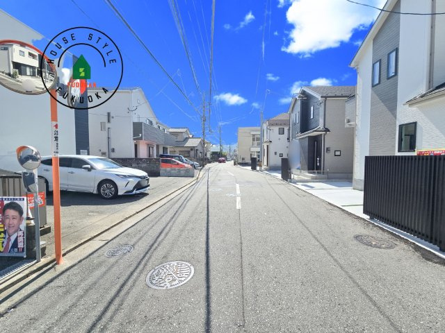 福岡市早良区原8丁目第1-5棟（C号棟）の前面道路含む現地写真|前面道路は閑静な住宅地をはしる車通りの少ない道路。お車の出し入れが苦手なママや小さなお子様にも安心ですね。しっかり舗装もされているので、ベビーカーや自転車で通っても快適に通行できます。