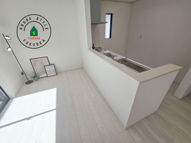 福岡市早良区原8丁目第1-5棟（C号棟）のダイニング|キッチンから立ち込める香りが今日の料理を期待させます。