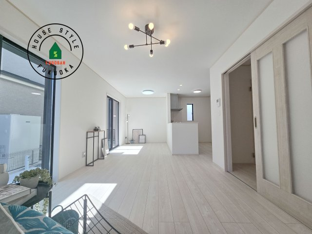 福岡市早良区原8丁目第1-5棟（C号棟）の居間・リビング|キッチンからリビングをしっかり確認できます。家族の笑顔があふれる空間になりそうですね。同社