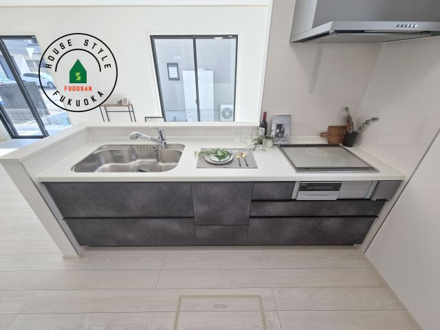 福岡市早良区原8丁目第1-5棟（C号棟）のキッチン|ご家族を近くに感じられる対面キッチンのLDK。会話もはずみそうですね。