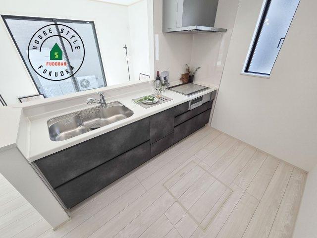 福岡市早良区原8丁目第1-5棟（C号棟）のキッチン|ダイニングテーブルへの配膳がラクラク、お料理はかどるカウンター付きシステムキッチン！