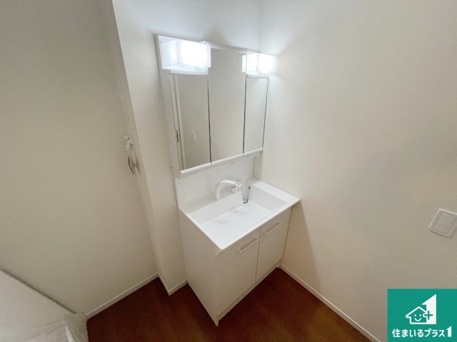 神戸市垂水区西脇　第1期　新築一戸建ての独立洗面台|清潔感のある洗面台です。フラットな鏡は掃除がしやすく毎日清潔！鏡裏には収納があるのでスッキリとした洗面台が保てます。