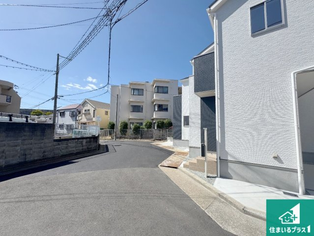 神戸市垂水区西脇　第1期　新築一戸建ての前面道路含む現地写真|周辺は閑静な住宅街！前面道路広々で車の出し入れも便利です。駐車が苦手な方でも安心して車庫入れできます！