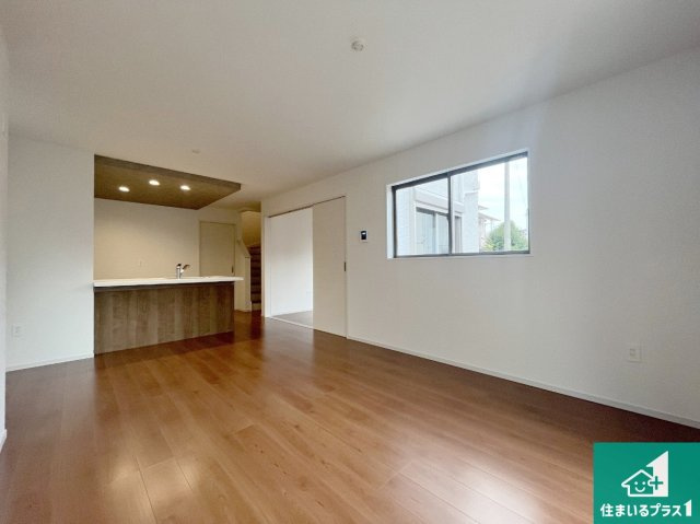 神戸市垂水区西脇　第1期　新築一戸建ての居間・リビング|日当たり良好の明るいリビングで朝の目覚めもスッキリできそう！対面キッチンでご家族のコミュニケーションも自然と増える設計！小さなお子様が遊ぶスペースを作っても広々とくつろげるLDK！