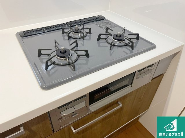 神戸市垂水区西脇　第1期　新築一戸建ての設備|ダブル高火力Ｓｉセンサー付きコンロ！３口あるので、まとめて料理をする時も大活躍！