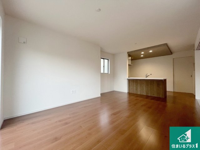 神戸市垂水区西脇　第1期　新築一戸建ての居間・リビング|日当たり良好の明るいリビングで朝の目覚めもスッキリできそう！対面キッチンでご家族のコミュニケーションも自然と増える設計！小さなお子様が遊ぶスペースを作っても広々とくつろげるLDK！