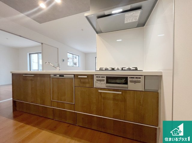 神戸市垂水区西脇　第1期　新築一戸建てのキッチン|子供を見守りながらお料理が出来るため家族のコミュニケーションか増えます♪スペースが広く確保されている為お子様が大きくなったときは一緒に料理を楽しめます♪