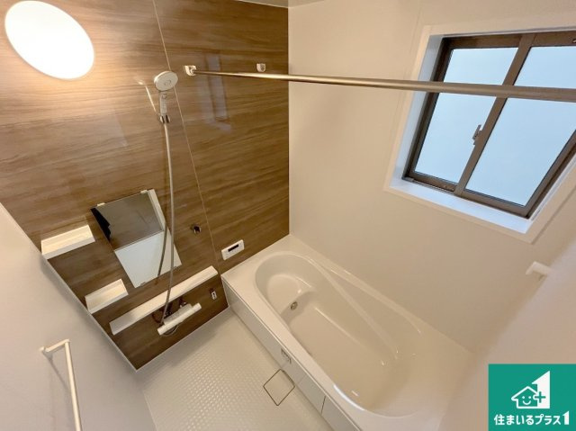 神戸市垂水区西脇　第1期　新築一戸建ての浴室|足をゆったり伸ばして寛げる浴槽です。窓が設けられていますので差し込む光が明るく穏やかな雰囲気にしてくれます♪浴室乾燥機も設置しているので、雨の日の洗濯物も安心です♪