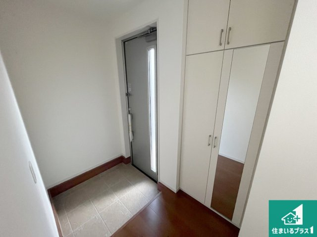 神戸市垂水区西脇　第1期　新築一戸建ての玄関|シューズボックスにはたくさんの靴が収納できるので玄関周りはいつもスッキリ！ご家族が増えても安心！