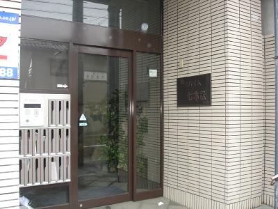 ヒカハイム七本松のエントランス