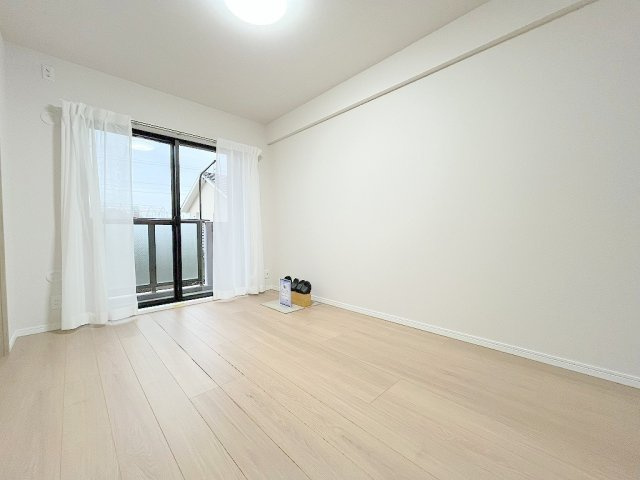 ライオンズヴィアーレ吉川の洋室|バルコニーに面した6帖の洋室