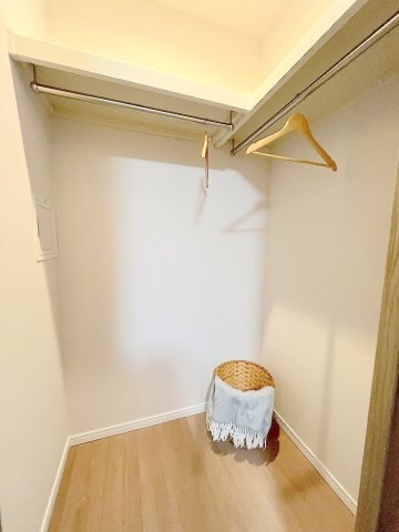 ライオンズヴィアーレ吉川の収納|たっぷり収納できるWIC