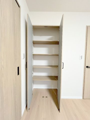 ライオンズヴィアーレ吉川の収納|棚付きで収納しやすいですね
