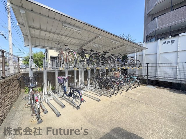 ライオンズヴィアーレ吉川の駐輪場|屋根付き駐輪場完備