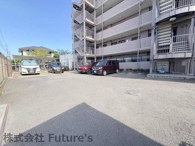 ライオンズヴィアーレ吉川の駐車場|敷地内駐車場あり（要空き・料金確認）