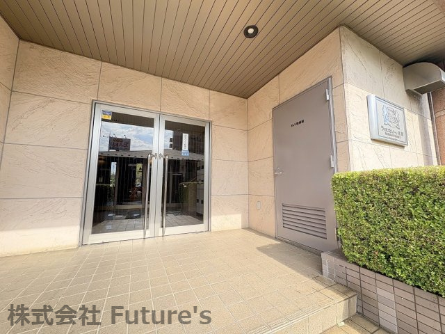 ライオンズヴィアーレ吉川のエントランス|安心のオートロック付きマンション