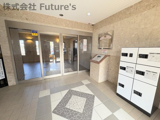 ライオンズヴィアーレ吉川のロビー|エントランス内の写真です