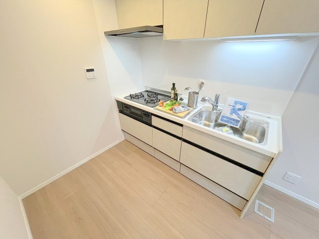 ライオンズヴィアーレ吉川のキッチン|新品交換済みのシステムキッチンでお料理も楽しめます