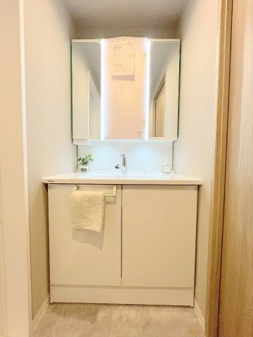 ライオンズヴィアーレ吉川の独立洗面台|三面鏡付きシャワードレッサーで朝の準備も快適