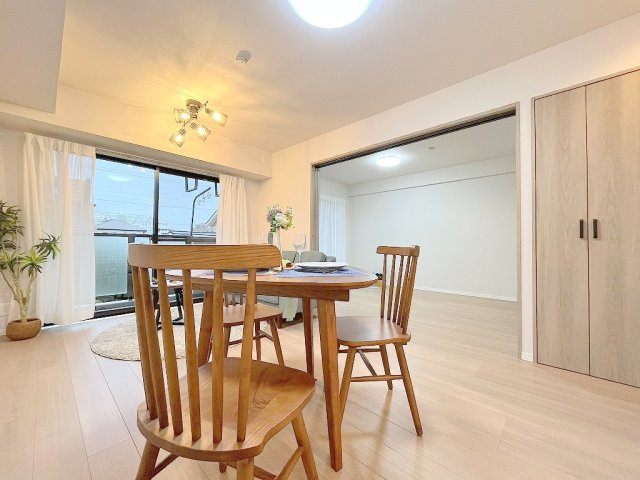 ライオンズヴィアーレ吉川の居間・リビング|家族団らんで過ごすリビングは11.8帖の広さを確保