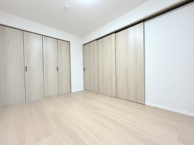 ライオンズヴィアーレ吉川の洋室|リビング横の洋室6帖