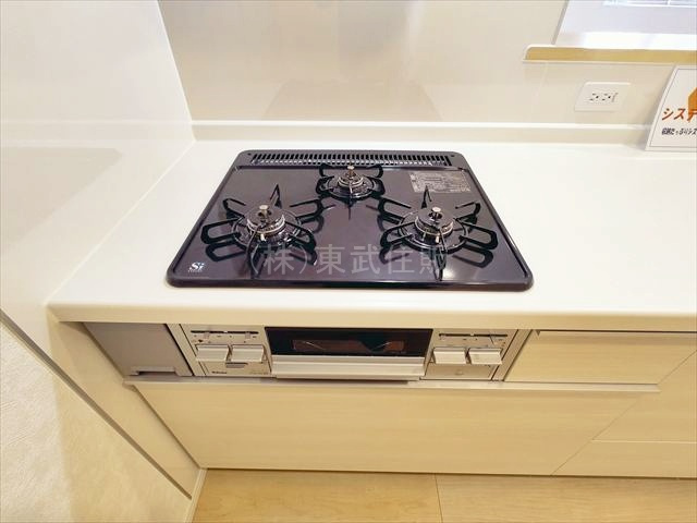 【キッチン】 | 志木市本町第8　全2棟　1号棟 | 同時にお料理ができる３口コンロ