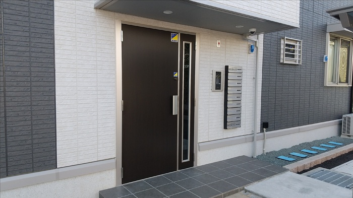 D-ROOM隈府　A棟のエントランス