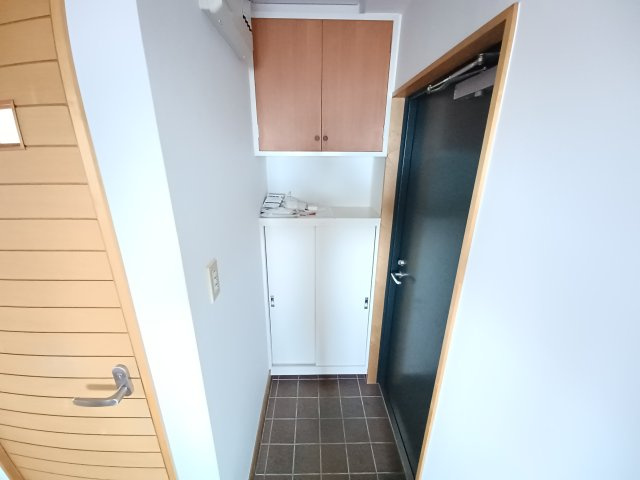出羽ビルの玄関|収納もある玄関です