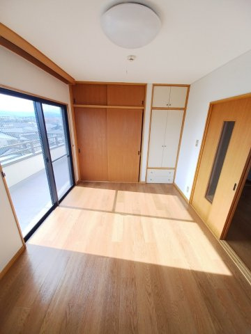 出羽ビルの洋室|明るい洋室です