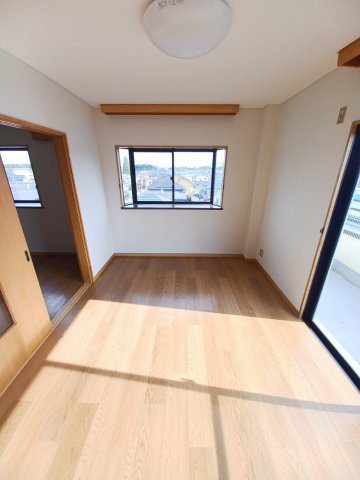 出羽ビルの洋室|明るい洋室です
