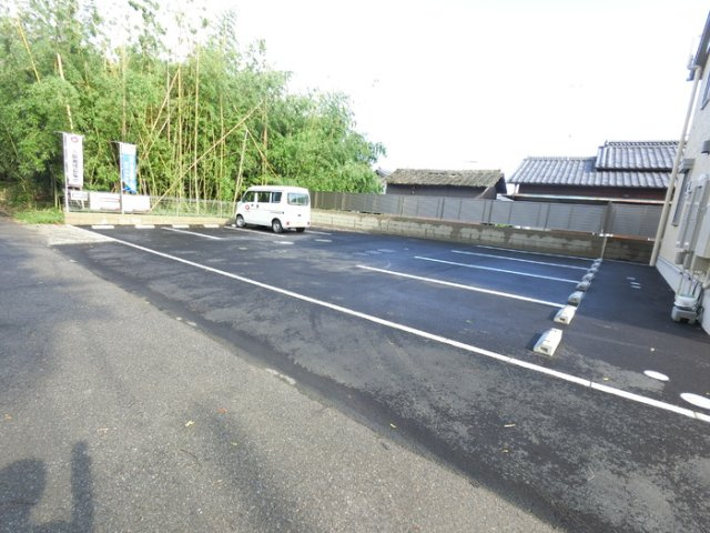 キャトル・セゾン　ジンの駐車場