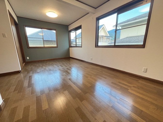 【洋室】 | 呉市神山3丁目　【リフォーム済】【3LDK】【中古戸建】【52坪】 | 2階　9帖洋室　大きな窓が設置されて明るい陽ざしが入る間取りです☆
大容量のクロゼット付きでお部屋がスッキリ広く使えます。　
