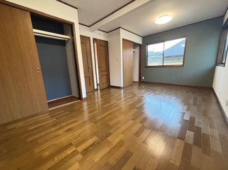 【収納】 | 呉市神山3丁目　【リフォーム済】【3LDK】【中古戸建】【52坪】 | 2階　9帖洋室　大きな窓が設置されて明るい陽ざしが入る間取りです☆
大容量のクロゼット付きでお部屋がスッキリ広く使えます。　

