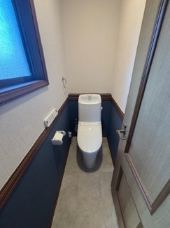 【トイレ】 | 呉市神山3丁目　【リフォーム済】【3LDK】【中古戸建】【52坪】 | 2階　シンプルなデザインはお掃除やしやすく衛生的。温水洗浄便座付き　トイレ×２