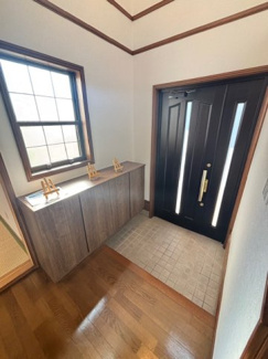 【玄関】 | 呉市神山3丁目　【リフォーム済】【3LDK】【中古戸建】【52坪】 | 広々とした明るい玄関☆シューズボックスが設置されており、家族の靴がスッキリ収納できます☆