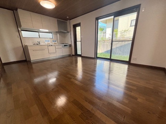 【居間・リビング】 | 呉市神山3丁目　【リフォーム済】【3LDK】【中古戸建】【52坪】 | 1階　大きな窓が設置された12帖リビング☆お庭有☆