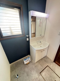 【独立洗面台】 | 呉市神山3丁目　【リフォーム済】【3LDK】【中古戸建】【52坪】 | 三面鏡付きの洗面台は、メイクもドライヤーも余裕のスペースです☆