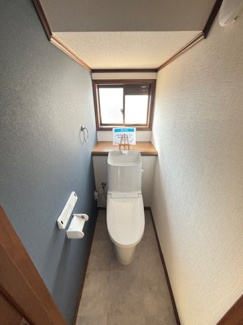 【トイレ】 | 呉市神山3丁目　【リフォーム済】【3LDK】【中古戸建】【52坪】 | 1階　シンプルなデザインはお掃除やしやすく衛生的。温水洗浄便座付き　トイレ×２