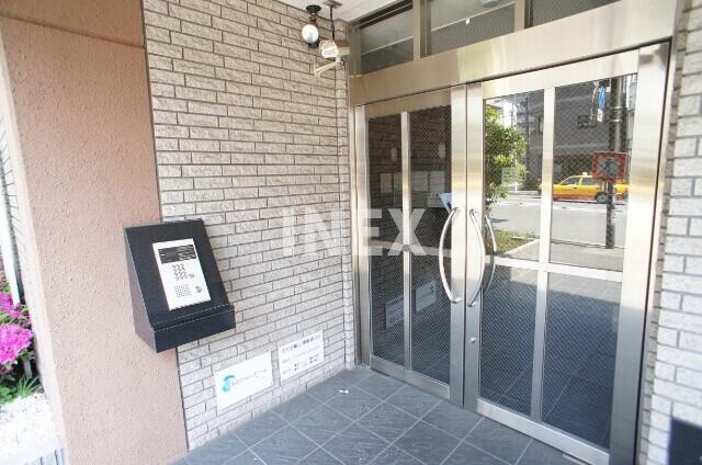 横浜市南区万世町１丁目の賃貸マンションのエントランス