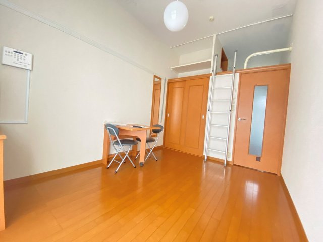 レオパレスドゥジエームの洋室|使いやすい居間です