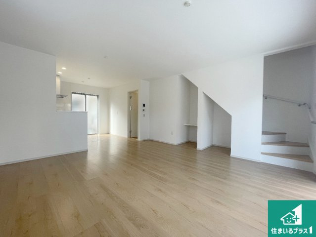 三島郡島本町広瀬　第2期　新築一戸建ての居間・リビング|日当たり良好の明るいリビングで朝の目覚めもスッキリできそう！対面キッチンでご家族のコミュニケーションも自然と増える設計！小さなお子様が遊ぶスペースを作っても広々とくつろげるLDK！