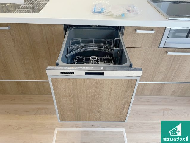 三島郡島本町広瀬　第2期　新築一戸建ての設備|食事後の一仕事、食器洗いをボタン一つでお任せできちゃいます！場所を取らないビルトイン式なので、お料理スペースもしっかり確保！