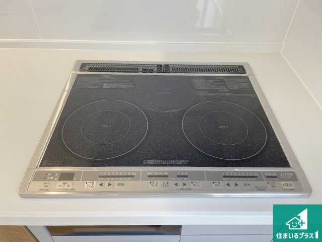 三島郡島本町広瀬　第2期　新築一戸建ての設備|火を使わないので、安心なＩＨコンロ！でこぼこが無い構造なので、掃除もしやすく清潔に保てます！