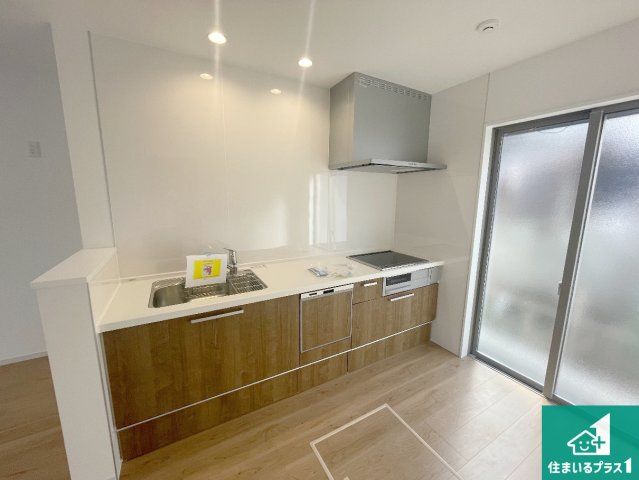 三島郡島本町広瀬　第2期　新築一戸建てのキッチン|広々としているので、二人並んで作業が出来ちゃいます。お子様と一緒に色々なお料理に挑戦できるスペースがあります。小さなお子様が遊ぶスペースを作っても広々とくつろげるLDK！