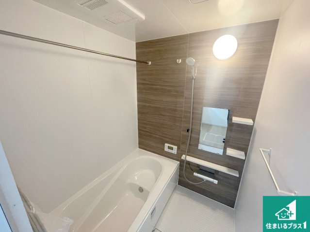 三島郡島本町広瀬　第2期　新築一戸建ての浴室|足をゆったり伸ばして寛げる浴槽です。浴室乾燥機も設置しているので、雨の日の洗濯物も安心です♪